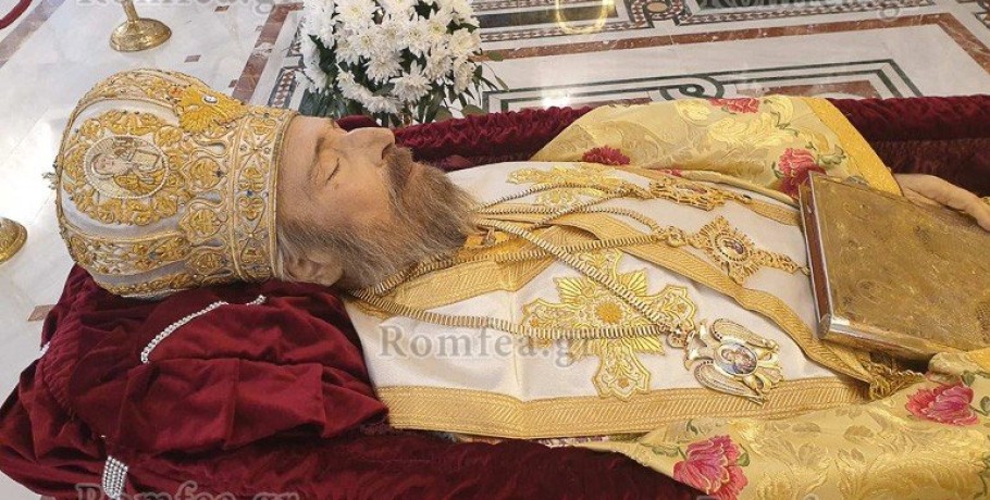 Σε λαϊκό προσκύνημα το σκήνωμα του Αρχιεπισκόπου Κύπρου