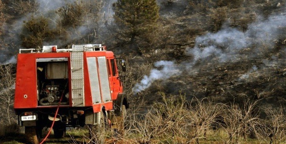 Φωτιά στο Παπίκιο Όρος: Έχει ελεγχθεί το μεγαλύτερο μέρος της περιμέτρου