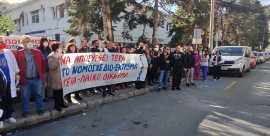 Κοζάνη: Ανεμβολίαστοι υγειονομικοί «γιούχαραν» τον υπουργό Υγείας έξω από το Μαμάτσειο