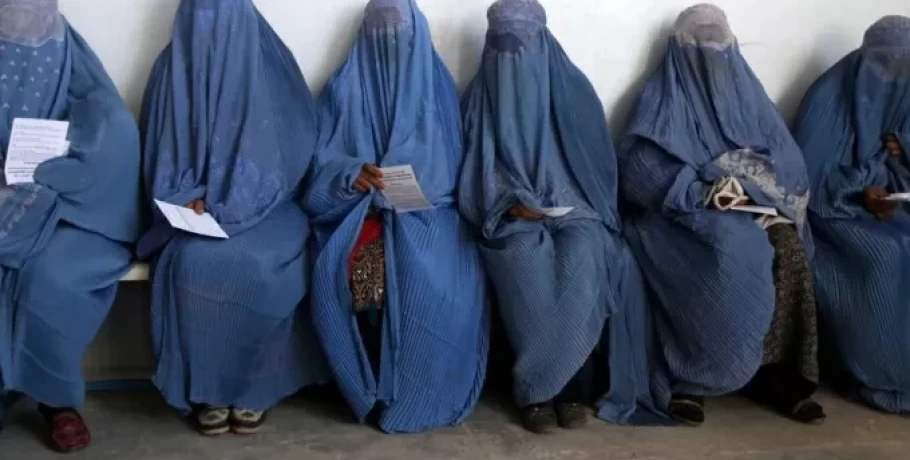 Διαδήλωση υπέρ των δικαιώματων από 15 γυναίκες στην Καμπούλ