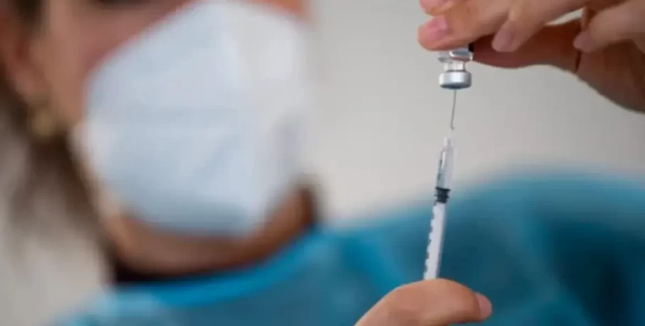 Γιατί το υπουργείο Υγείας αποφάσισε τη μη συνταγογράφηση του αντιγριπικού εμβολίου