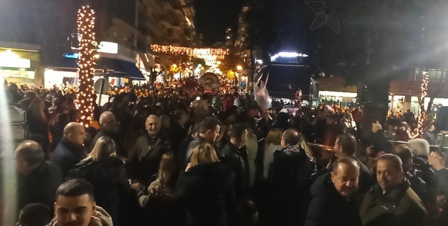 Με λαμπρότητα το άναμμα του Δέντρου στα Γιαννιτσά (φώτος)