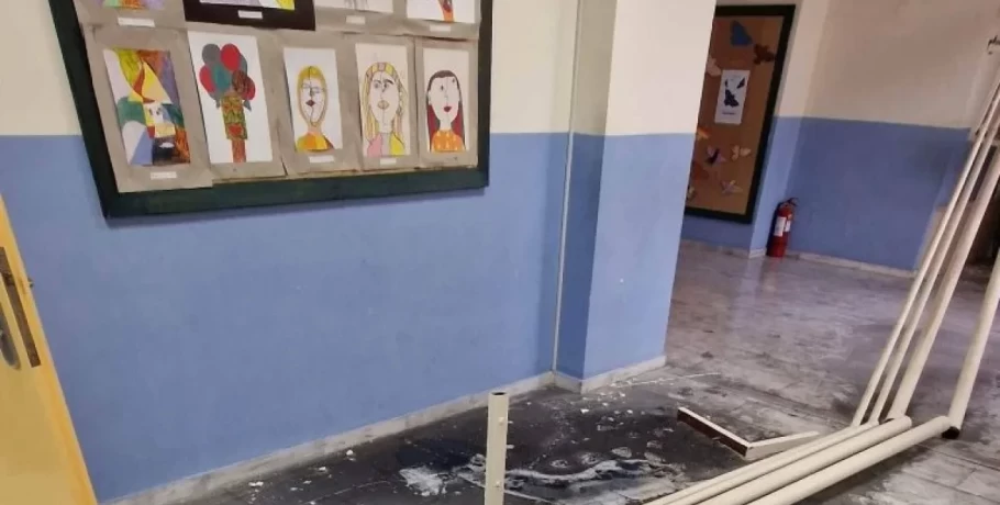 «Έβρεξε» σωλήνες και σοβάδες σε δημοτικό σχολείο