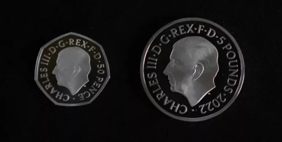 Τα πρώτα νομίσματα με το πορτρέτο του βασιλιά Καρόλου μπαίνουν σε κυκλοφορία