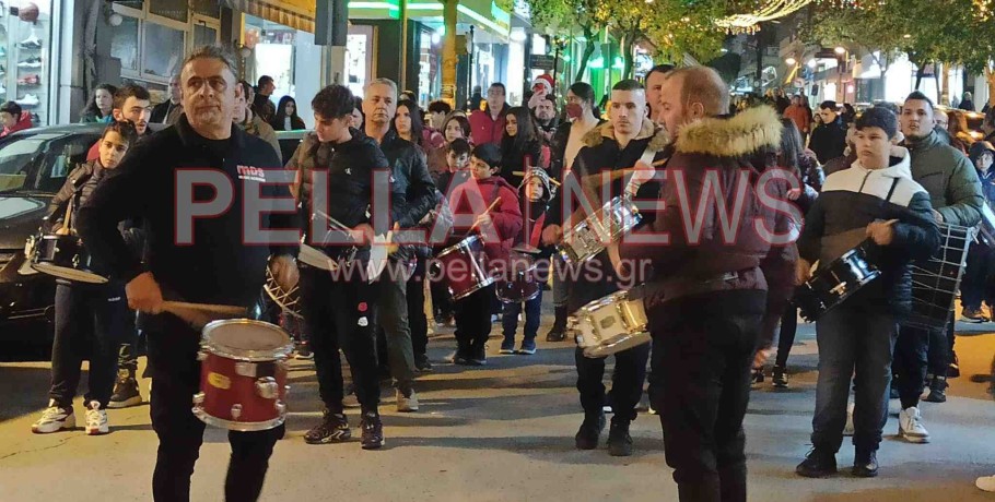 Οι τυμπανιστές έδωσαν δυναμικό τόνο στο Άναμμα του Δέντρου στα Γιαννιτσά (video)
