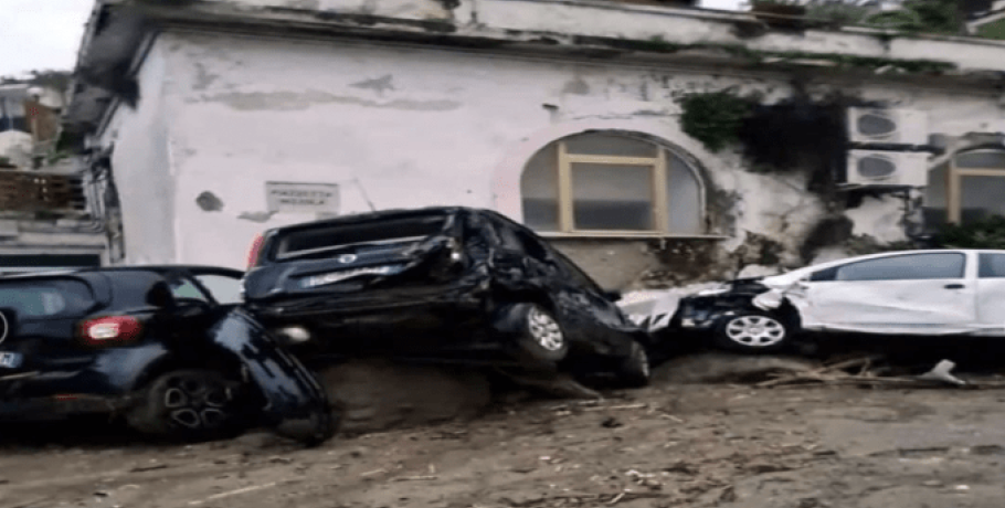 Εικόνες αποκάλυψης από τις πλημμύρες στην Ιταλία: Τουλάχιστον μια νεκρή στο νησί Ίσκια, αγωνία για 10 αγνοούμενους