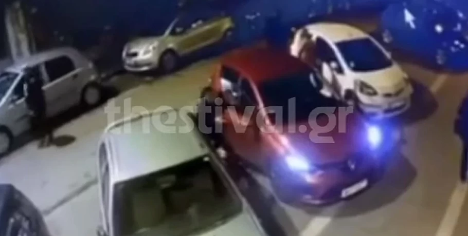 Θεσσαλονίκη: Ο κλέφτης άρπαξε την τσάντα από ΙΧ ενώ συνεργός του παραπλάνησε την οδηγό-Βίντεο