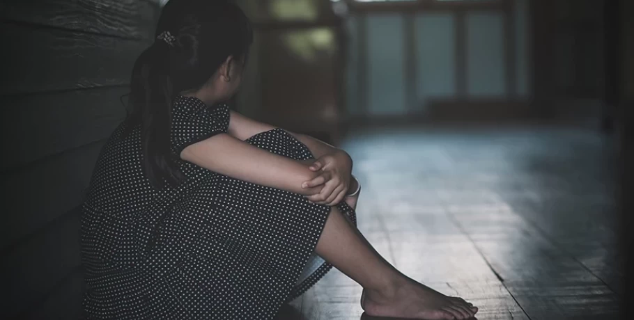 Βόλος: 13χρονη κατήγγειλε τον πατέρα της για ξυλοδαρμό – Ζούσε σε άθλιες συνθήκες με μούχλα και περιττώματα ζώων