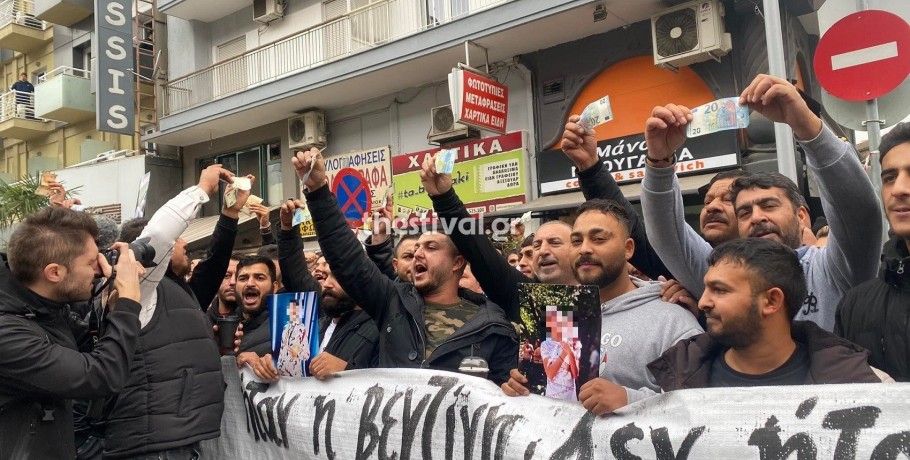 Θεσσαλονίκη: Ρομά έκαψαν χαρτονομίσματα έξω από τα Δικαστήρια