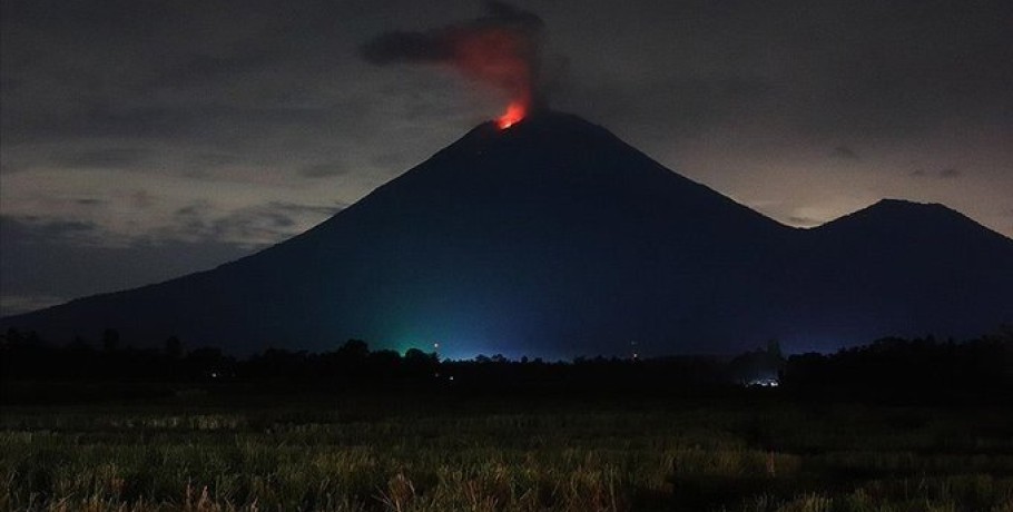 Ινδονησία: «Ξύπνησε» το ηφαίστειο Σεμερού