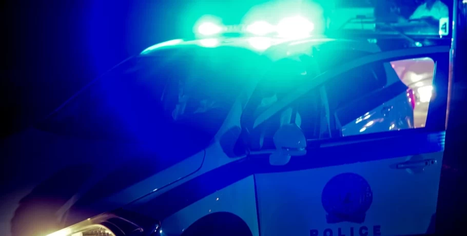 Εμπρηστική επίθεση σε αντιπροσωπεία με ΙΧ  -Επιτέθηκαν με μολότοφ σε αστυνομικούς