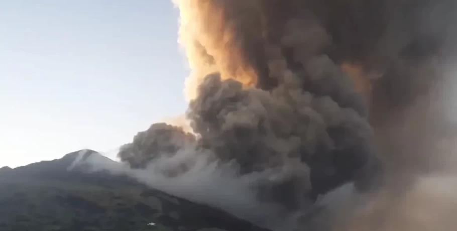 Ιταλία: Τσουνάμι 1,5 μέτρου μετά από υπερχείλιση λάβας στο ηφαίστειο Στρόμπολι