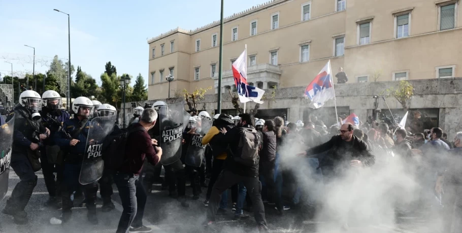Πορεία εκπαιδευτικών: Επεισόδια έξω από τη Βουλή - Έπεσαν χημικά