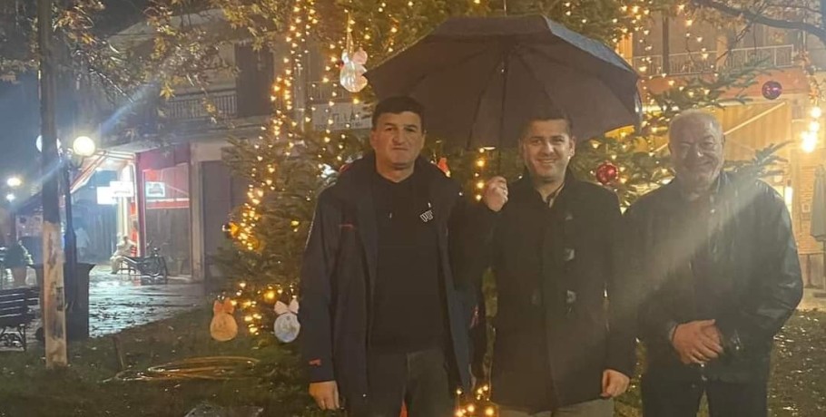 Φωταγώγηση δέντρου στον Εξαπλάτανο