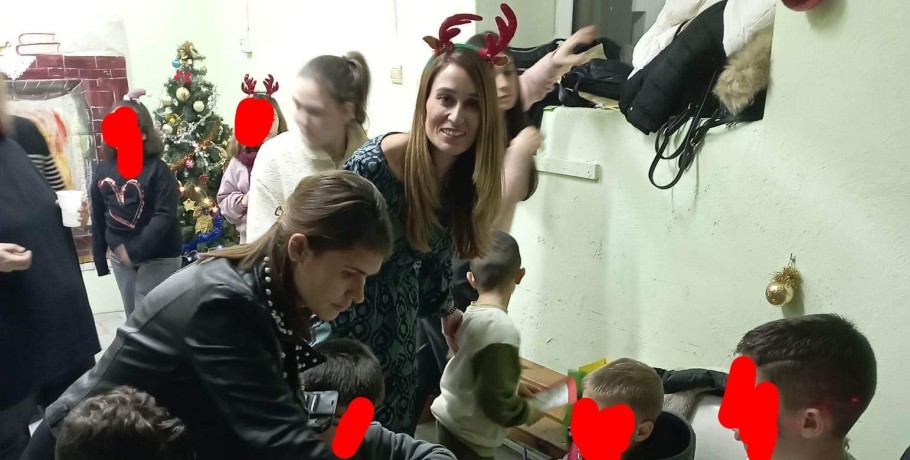 Ο Άι Βασίλης και οι μητέρες του Μανδάλου "έφεραν" τα Χριστούγεννα