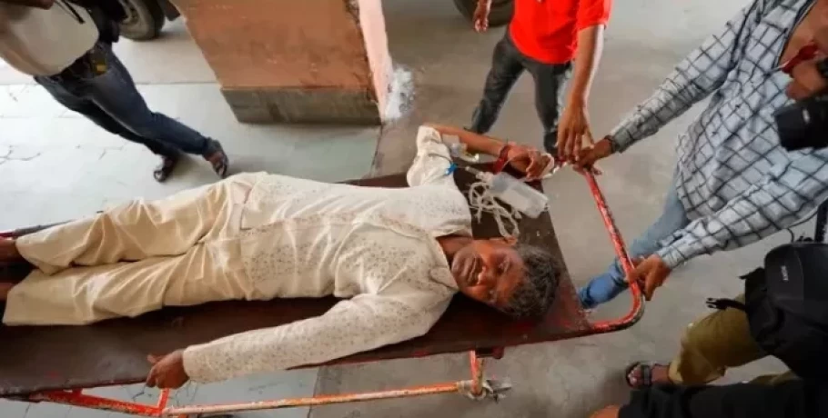 Δεκάδες νεκροί μετά από κατανάλωση νοθευμένου αλκοόλ στην Ινδία