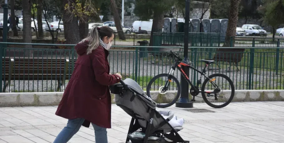 Άδεια μητρότητας: Επεκτείνεται από τους 6 στους 9 μήνες