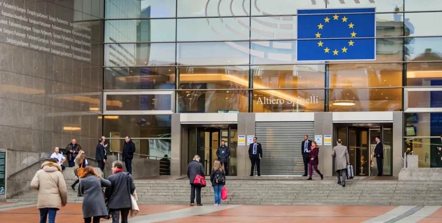 Γιατί η ΕΕ απαγόρευσε την είσοδο στους εκπροσώπους του Κατάρ στην ευρωβουλή όσο διαρκεί η έρευνα