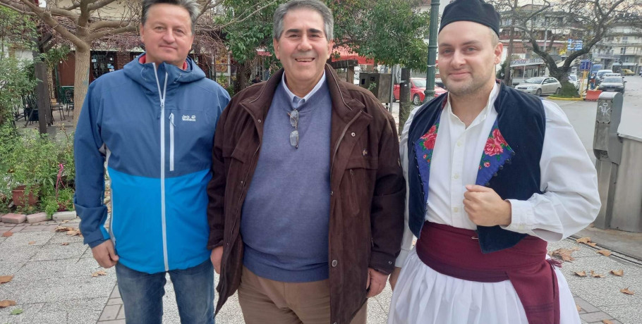 Με παραδοσιακή φορεσιά ο Σταύρος Αναστασιάδης