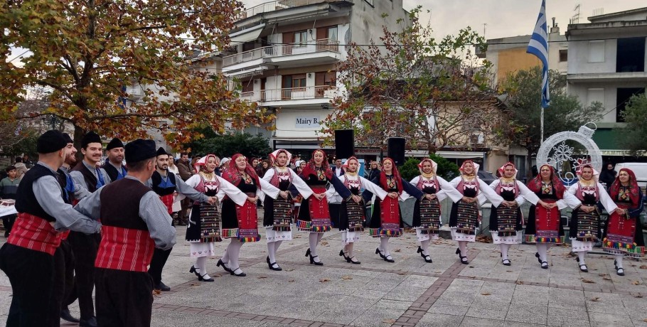 Παραδοσιακοί χοροί στην πλατεία της Αριδαίας