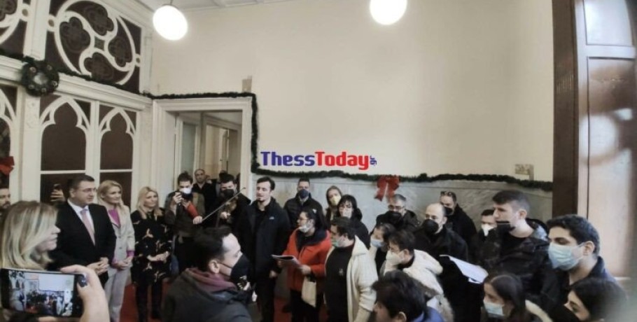 Άκουσε τα κάλαντα ο Απόστολος Τζιτζικώστας