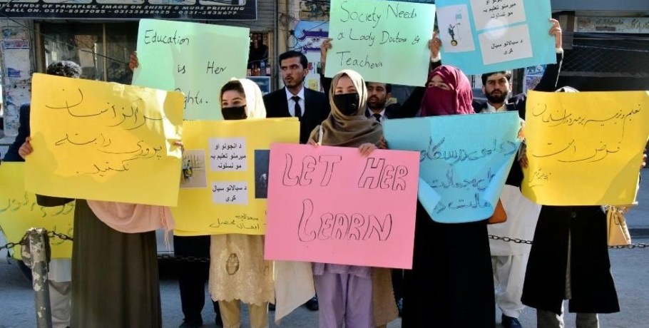 Με αύρες και σκληρή καταστολή απαντούν οι Ταλιμπάν στις γυναικείες διαδηλώσεις
