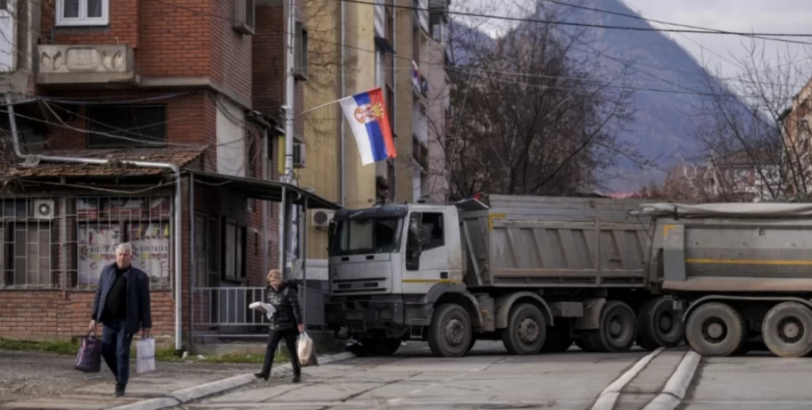 Οι Σέρβοι στο βόρειο Κόσοβο θα αρχίσουν να αίρουν τα οδοφράγματα