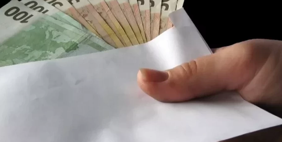 Ηλικιωμένος έπεσε θύμα απάτης - Έδωσε φακελάκι 10.000 ευρώ σε υποτιθέμενο γιατρό