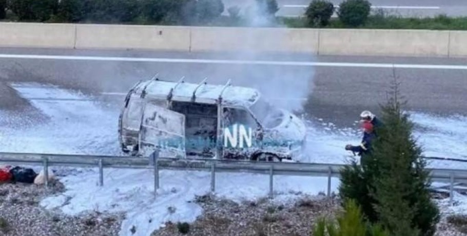 Η στιγμή που φωτιά τυλίγει επαγγελματικό αυτοκίνητο με τους επιβαίνοντες να πετάγονται έξω (video)