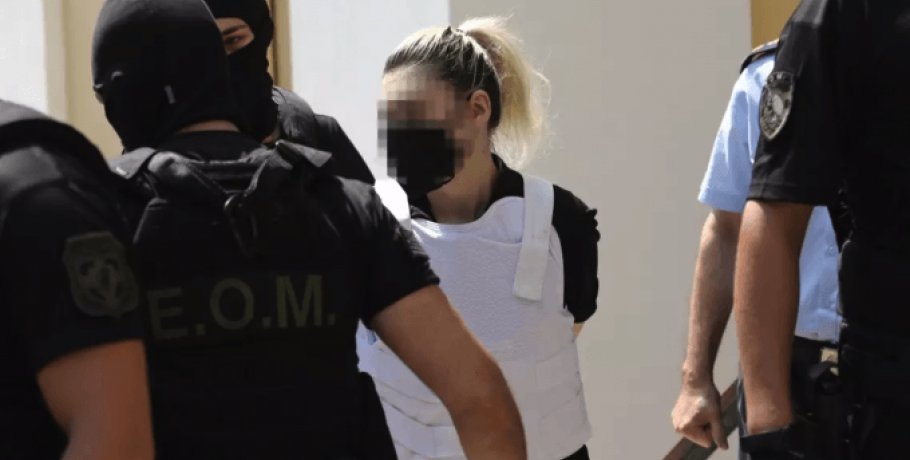 Ρούλα Πισπιρίγκου: «Μοιράζει» εξώδικα σε ιατροδικαστές