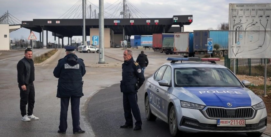 Οδόφραγμα στα σύνορα κλείνει την πρόσβαση από τη Σερβία στο Κόσοβο