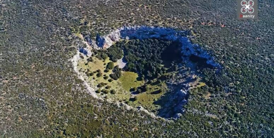 Βοιωτία: Ο μυστηριώδης κρατήρας στον Παρνασσό που ελάχιστοι έχουν αντικρίσει -Οι θεωρίες προέλευσής του