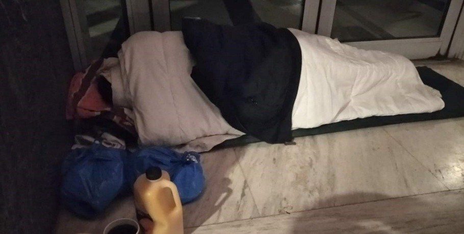 Θεσσαλονίκη: Αιματηρό επεισόδιο μεταξύ αστέγων - Τον μαχαίρωσε τρεις φορές