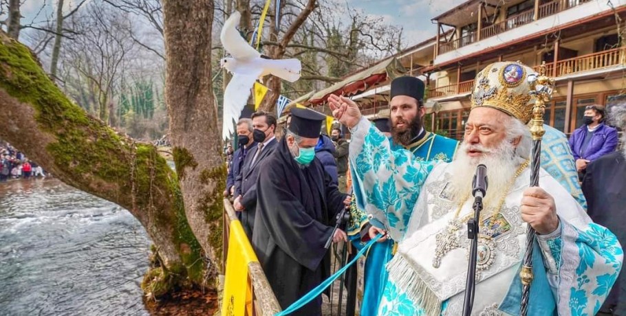 Βέροιας Παντελεήμων:Διά λουτροῦ ἡ σωτηρία· δι᾽ ὕδατος τό Πνεῦμα· διά καταδύσεως ἡ πρός Θεόν ἡμῶν ἄνοδος γίνεται».