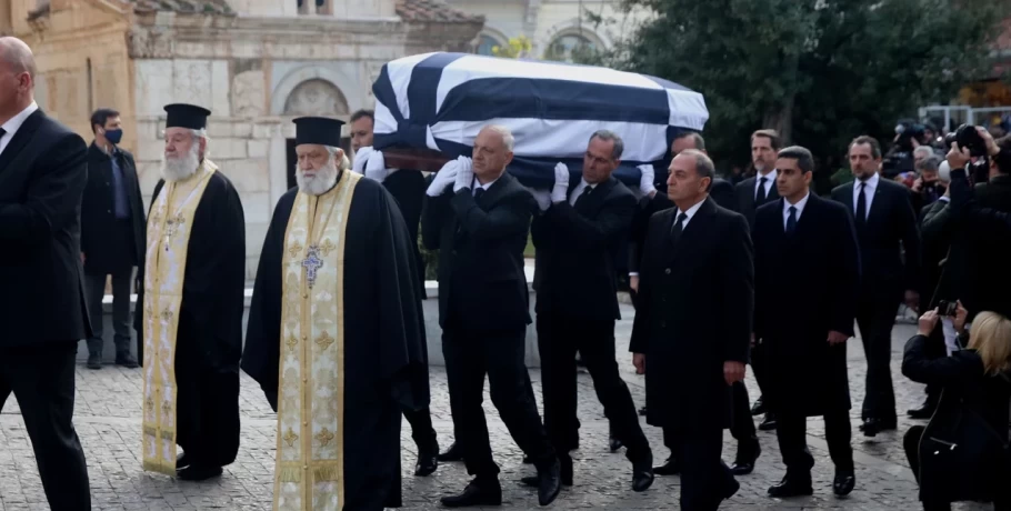 Κηδεία τέως βασιλιά Κωνσταντίνου: Η σορός στη Μητρόπολη για την εξόδιο ακολουθία