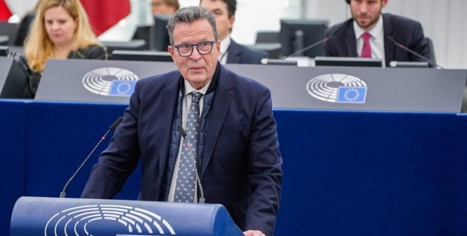 Αίτημα Κύρτσου στο Ευρωκοινοβούλιο «για προστασία της ασυλίας του» από τις υποκλοπές
