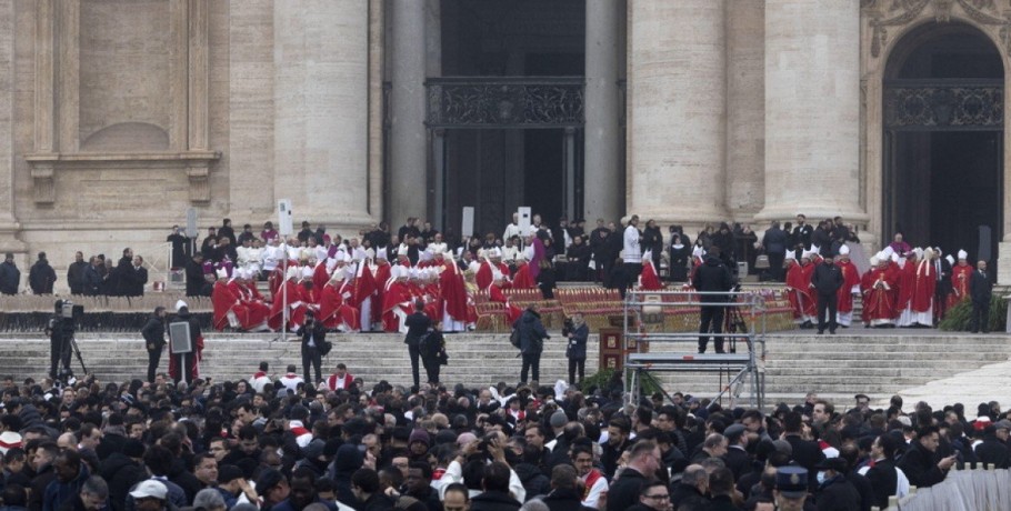 Βατικανό: Δεκάδες χιλιάδες κόσμου στην κηδεία του Πάπα Βενέδικτου