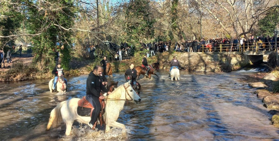 Αραβησσός: Οι καβαλάρηδες έπιασαν τον σταυρό