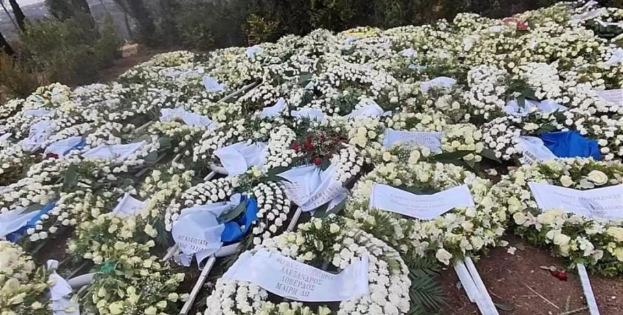 Κηδεία τέως Βασιλιά Κωνσταντίνου: Μια «θάλασσα» από στεφάνια στο Τατόι