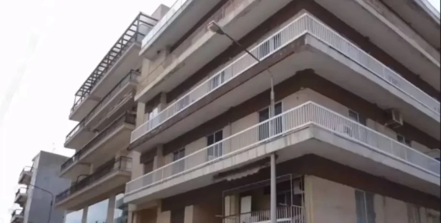 Viral η κολώνα της ΔΕΗ που έχει «φυτρώσει» σε μπαλκόνι στην Ξάνθη!