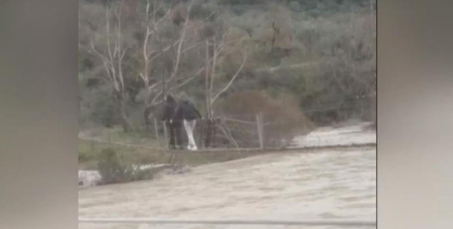 Παρέμβαση εισαγγελέα για τους μαθητές που περνούσαν τον Εύηνο από αιωρούμενη γέφυρα