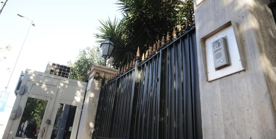 Αναίτιες προσαγωγές έξω από τη Γαλλική Πρεσβεία καταγγέλλουν συνδικαλιστές
