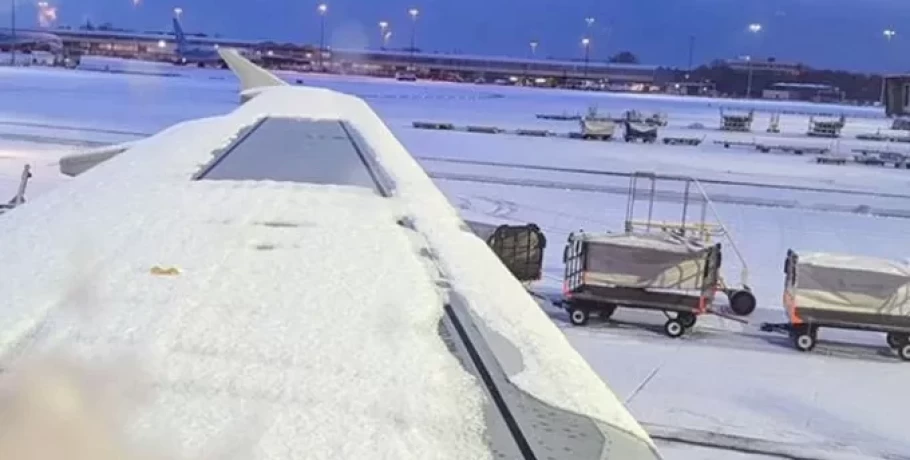 Μάντσεστερ: Έκλεισαν προσωρινά οι διάδρομοι στο αεροδρόμιο λόγω σφοδρής χιονόπτωσης