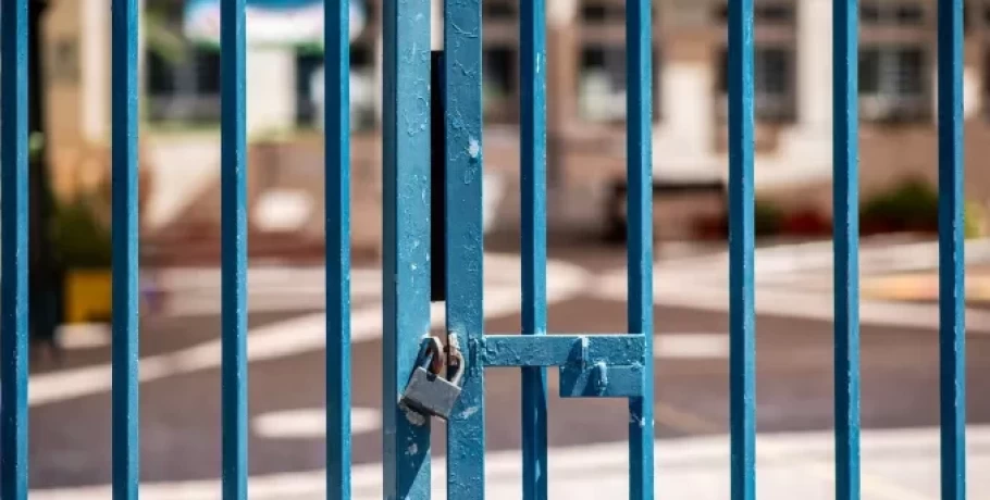 Άγριος ξυλοδαρμός μαθητή στο ΕΠΑΛ Λουτρακίου - Μαθητής νοσηλεύεται στο ΚΑΤ