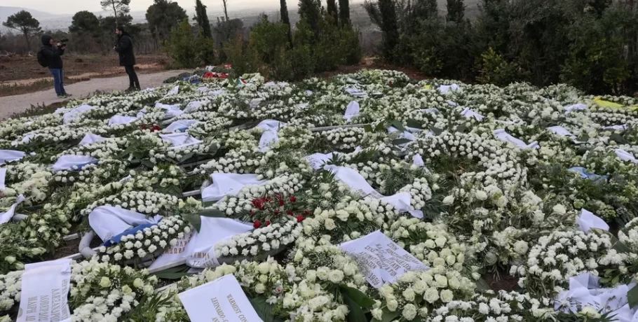 Τέως βασιλιάς Κωνσταντίνος: Κόσμος στο Τατόι άφησε λουλούδια στη μνήμη του