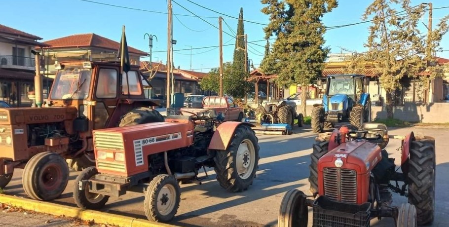 Από Αραβησσό μέχρι Άγρα έκαναν εμφάνιση τα τρακτέρ στις πλατείες