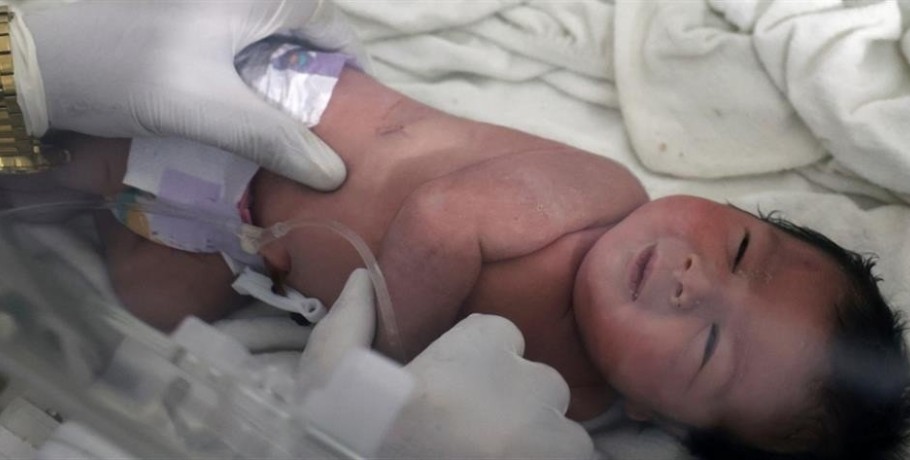 Σεισμός στη Συρία: Το μωρό που γεννήθηκε στα συντρίμμια έχασε όλη την οικογένειά του