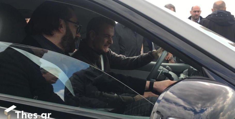 Ο Κυριάκος Μητσοτάκης οδηγάει όχημα υδρογόνου στην Κοζάνη