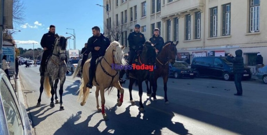 Υπερθέαμα με «παρέλαση» από δεκάδες άλογα σε κεντρικούς δρόμους της Θεσσαλονίκης