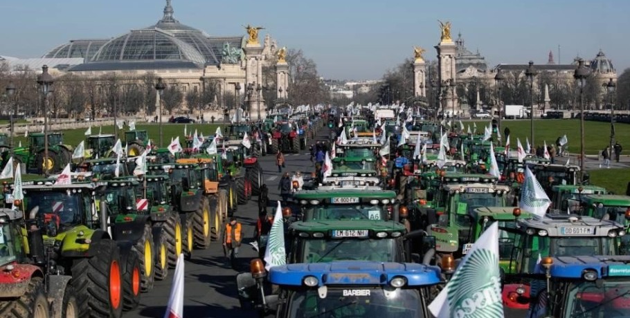 Αγρότες στους δρόμους του Παρισιού για τα φυτοφάρμακα και την ακρίβεια
